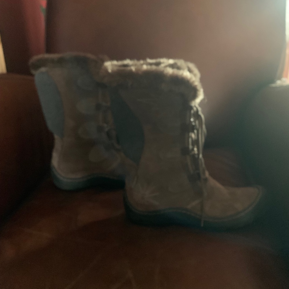 Snow Boots - Picture 2 of 8